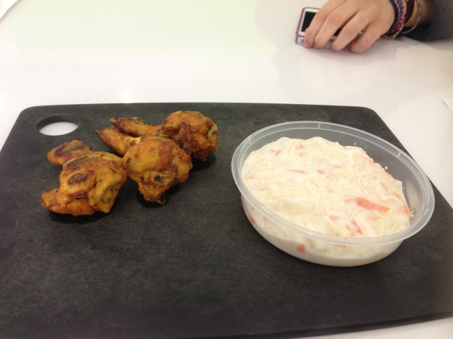 Chicken wings with coleslaw 