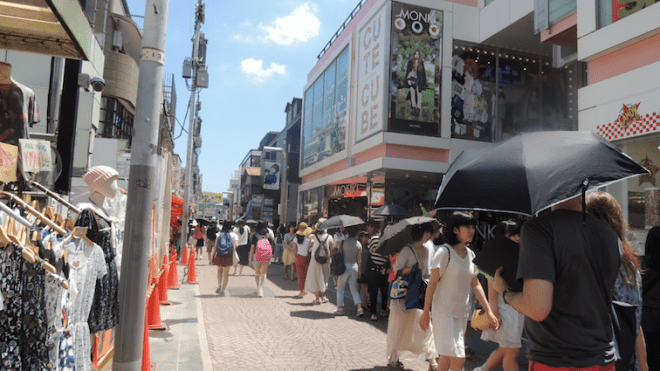 The building that housed Monki was three storeys high and consisted of other shops selling Harajuku style clothing and accessories at discounted prices. I wanted to get a pair of rainbow slip-ons which were only 300 yen but they didn't have it in my size :(