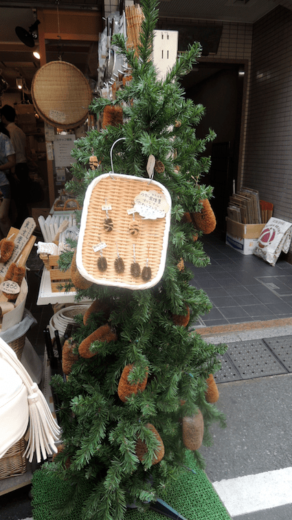 I don't know what this is...there appears to be a scrub brush fandom in Tsukiji market