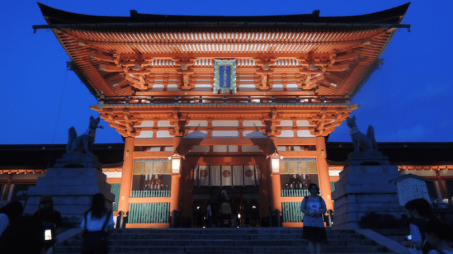 Kitsunes at the entrance